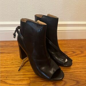 New Banana RepublicElegant Black Leather Peep-Toe Ankle Boots size 7